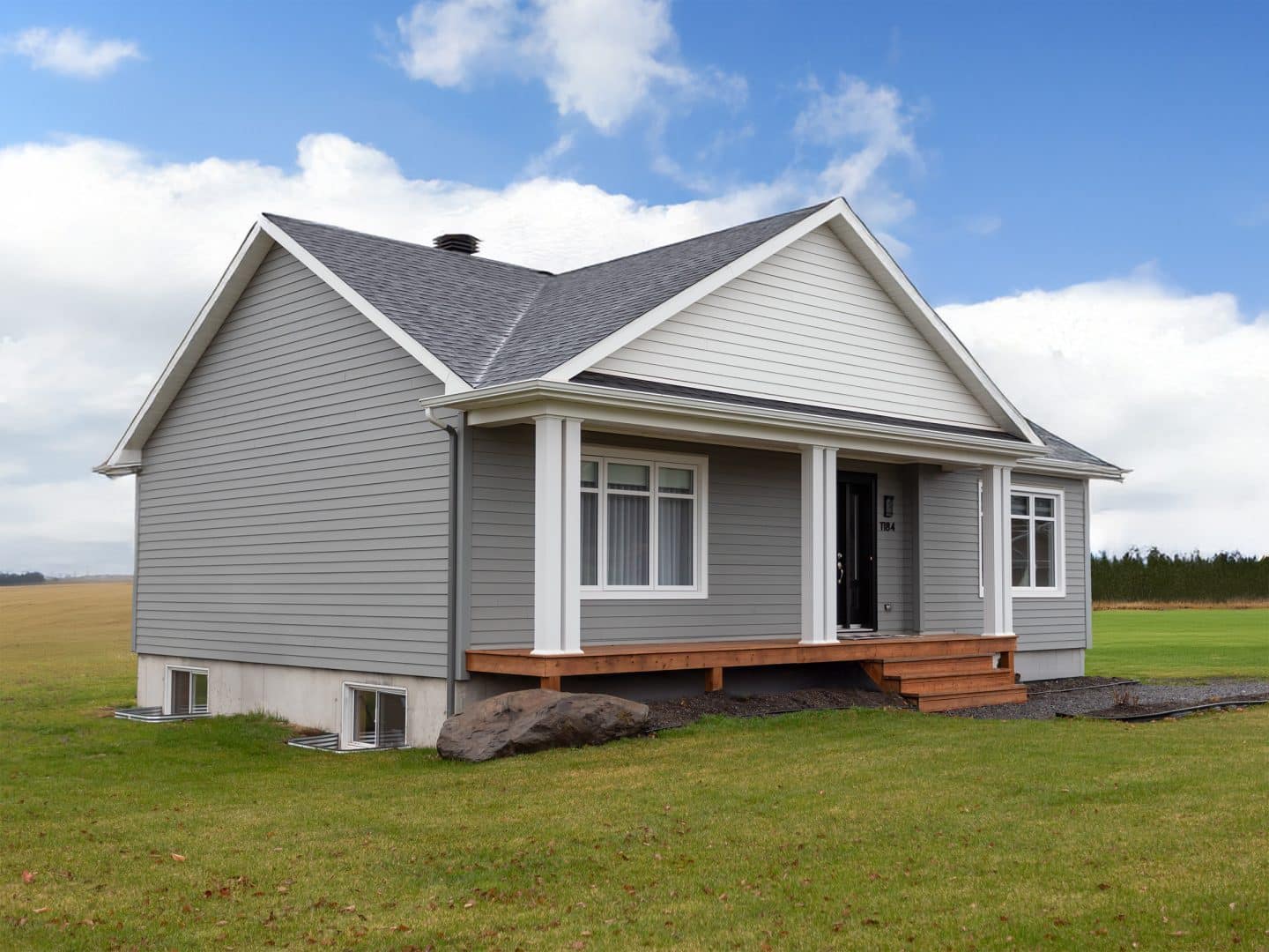 Une réalisation d'une maison appelée Vanliga. Le premier étage est de style contemporain, vu de l'extérieur.