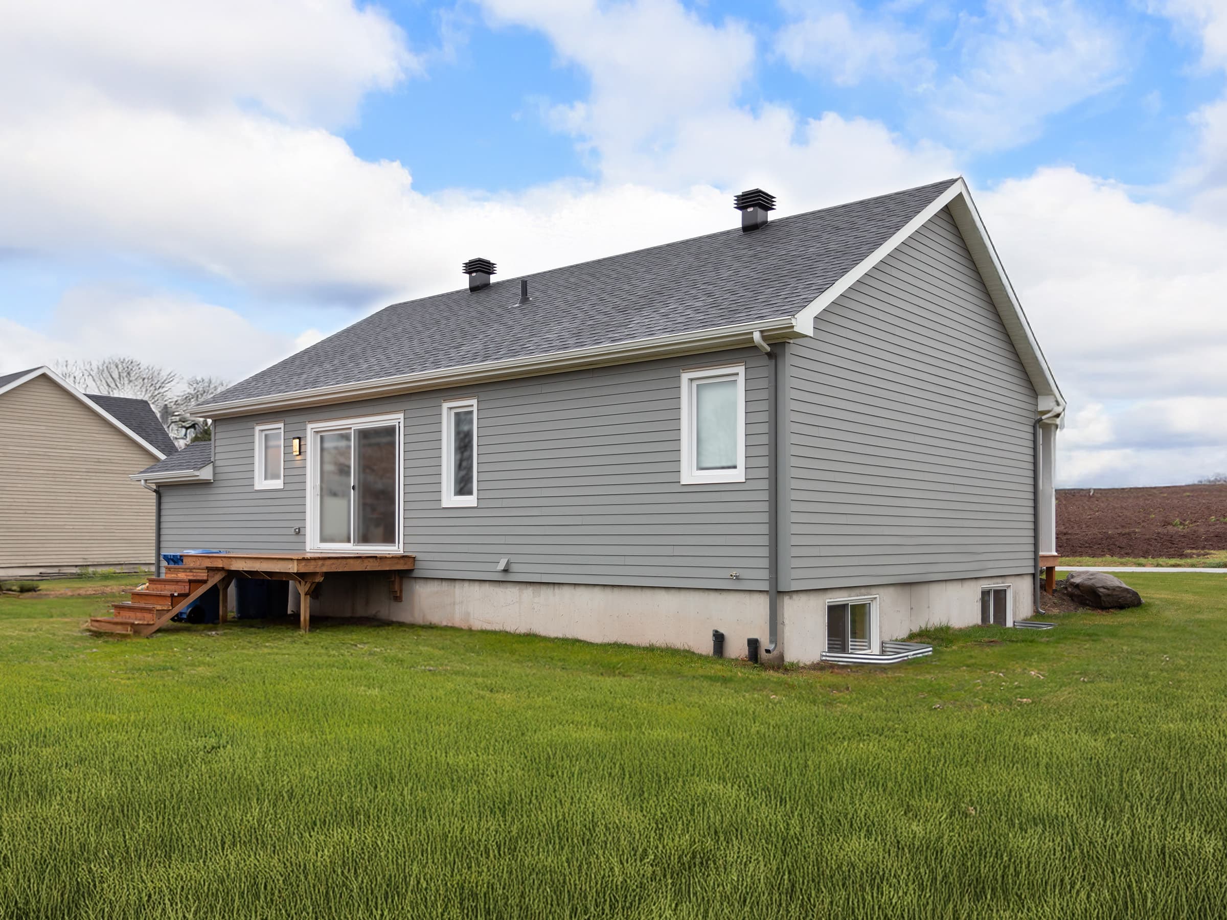 Une réalisation d'une maison appelée Vanliga. Le premier étage est de style contemporain, vu de l'extérieur.