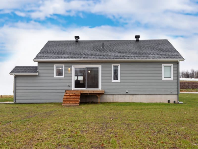 Une réalisation d'une maison appelée Vanliga. Le premier étage est de style contemporain, vu de l'extérieur.