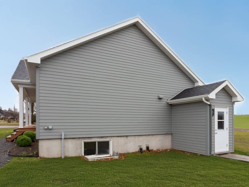 Une réalisation d'une maison appelée Vanliga. Le premier étage est de style contemporain, vu de l'extérieur.