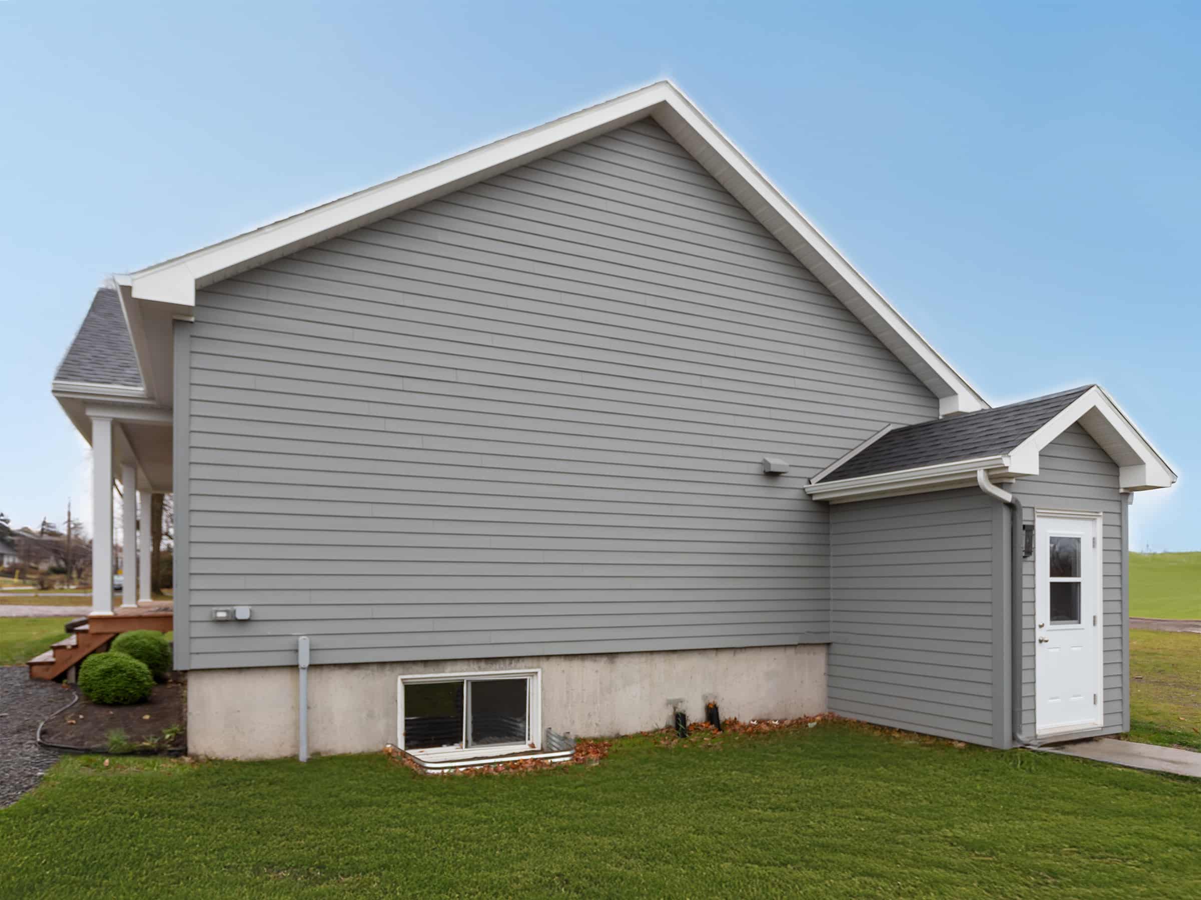 Une réalisation d'une maison appelée Vanliga. Le premier étage est de style contemporain, vu de l'extérieur.