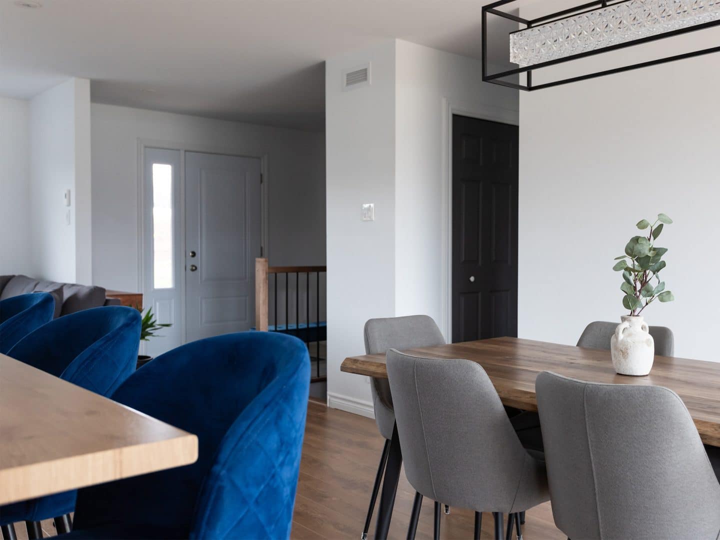 Une réalisation d'une maison appelée Vanliga. Le premier étage est de style contemporain, vu de la salle à manger.