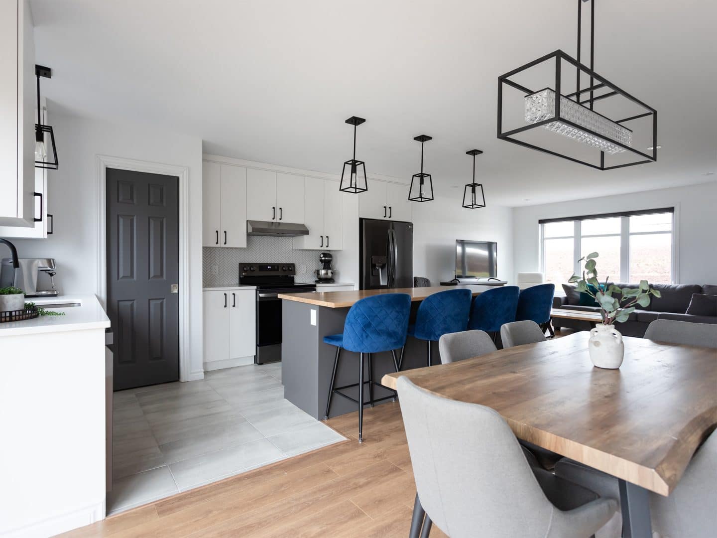 Une réalisation d'une maison appelée Vanliga. Le premier étage est de style contemporain, vu de la cuisine.