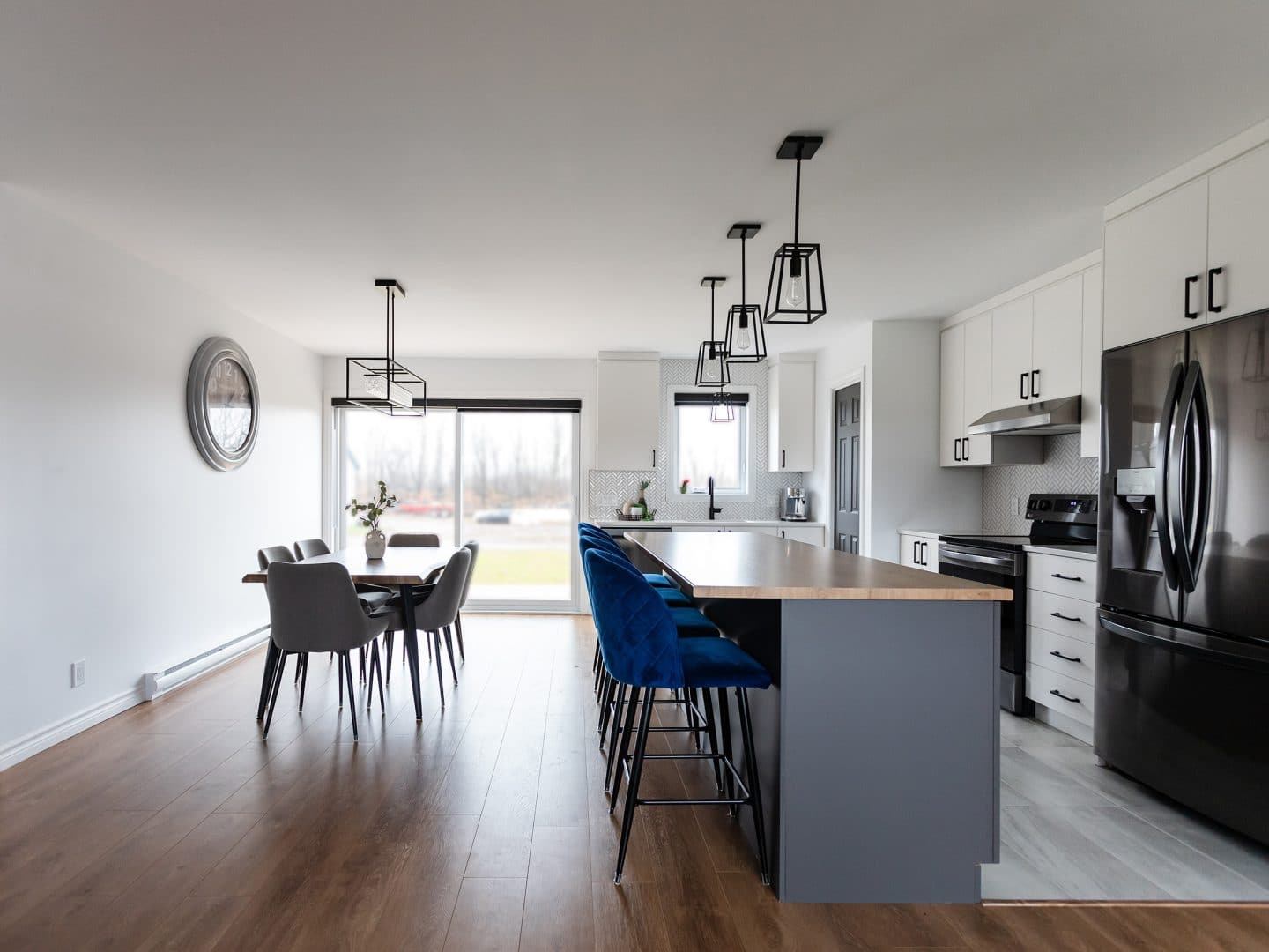 Une réalisation d'une maison appelée Vanliga. Le premier étage est de style contemporain, vu de la salle à manger.