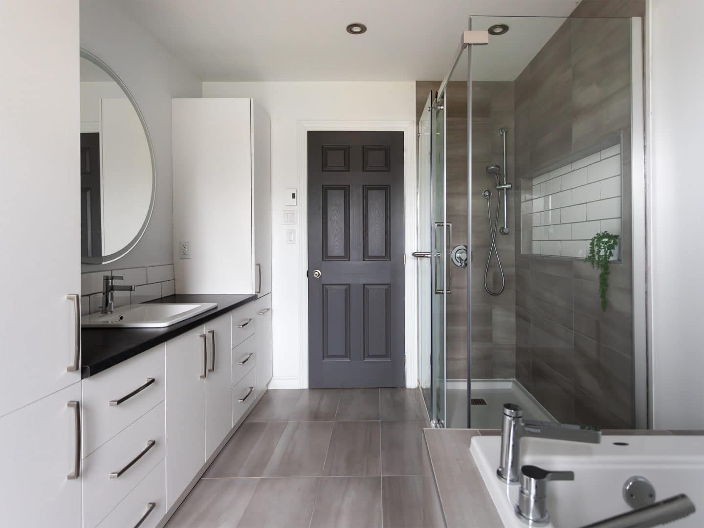 Une réalisation d'une maison appelée Vanliga. Le premier étage est de style contemporain, vu de la salle de bain.