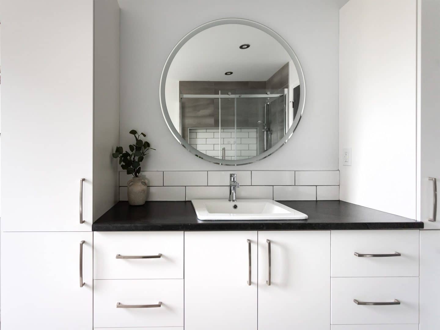 Une réalisation d'une maison appelée Vanliga. Le premier étage est de style contemporain, vu de la salle de bain.