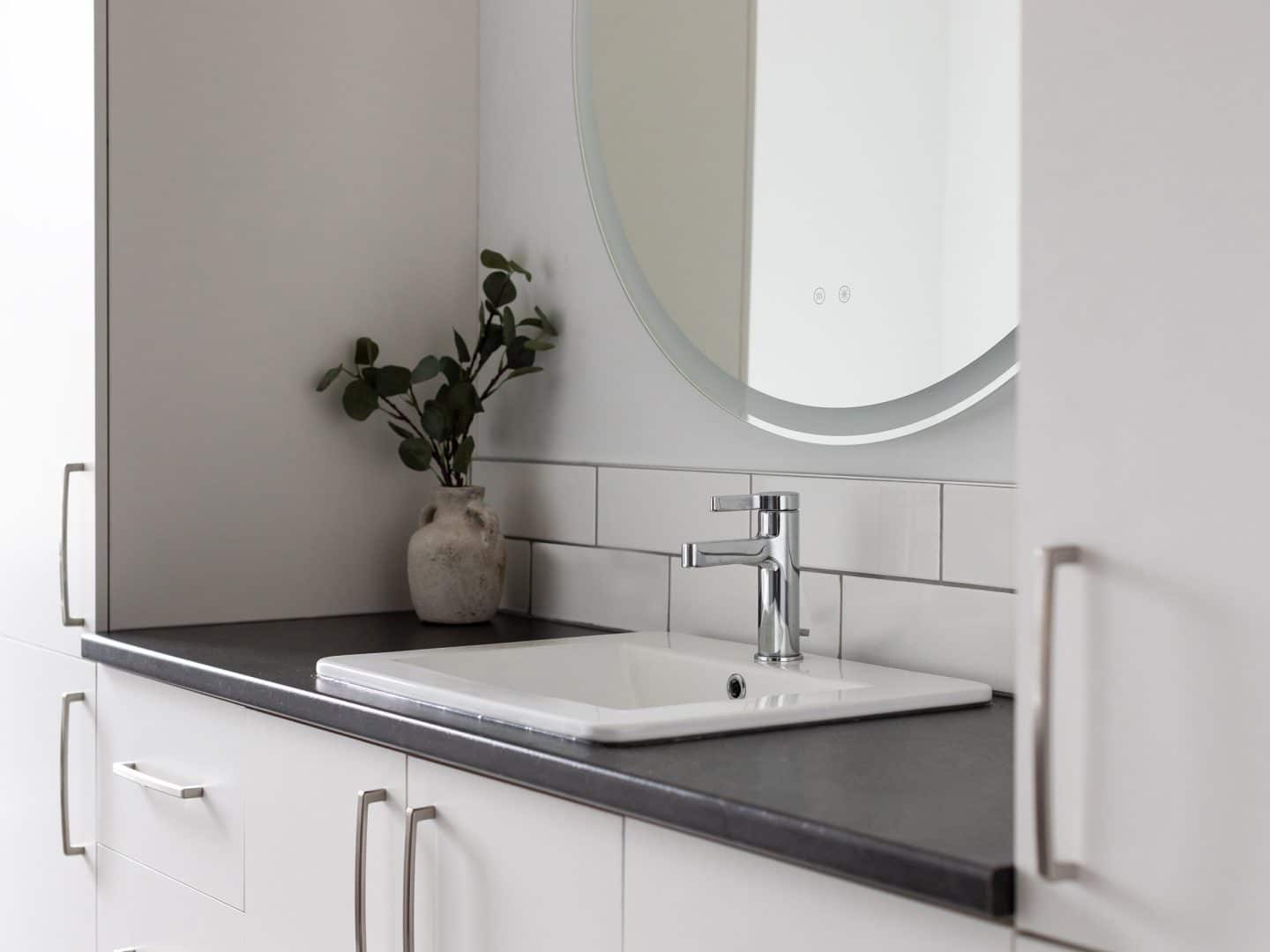 Une réalisation d'une maison appelée Vanliga. Le premier étage est de style contemporain, vu de la salle de bain.