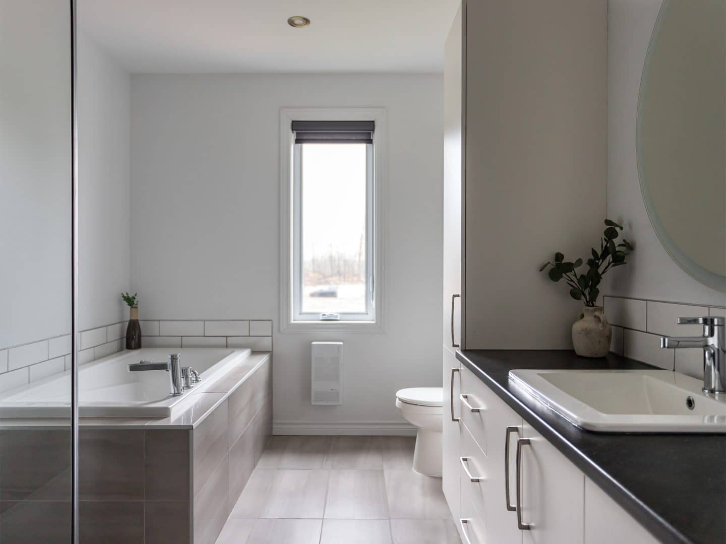 Une réalisation d'une maison appelée Vanliga. Le premier étage est de style contemporain, vu de la salle de bain.