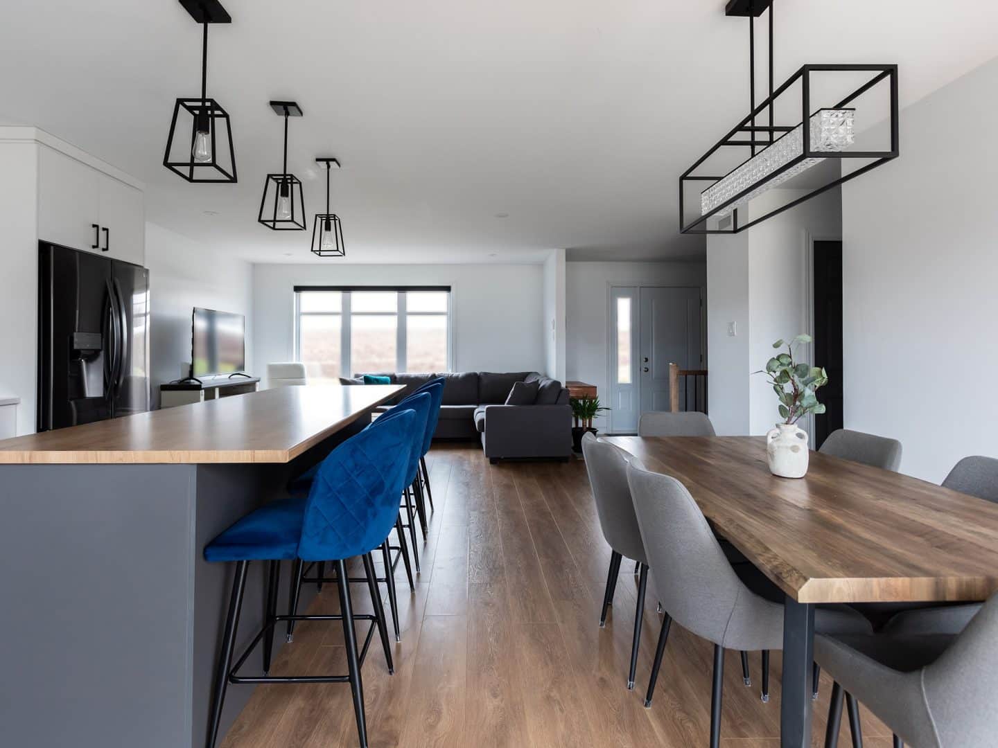 Une réalisation d'une maison appelée Vanliga. Le premier étage est de style contemporain, vu de la salle à manger.