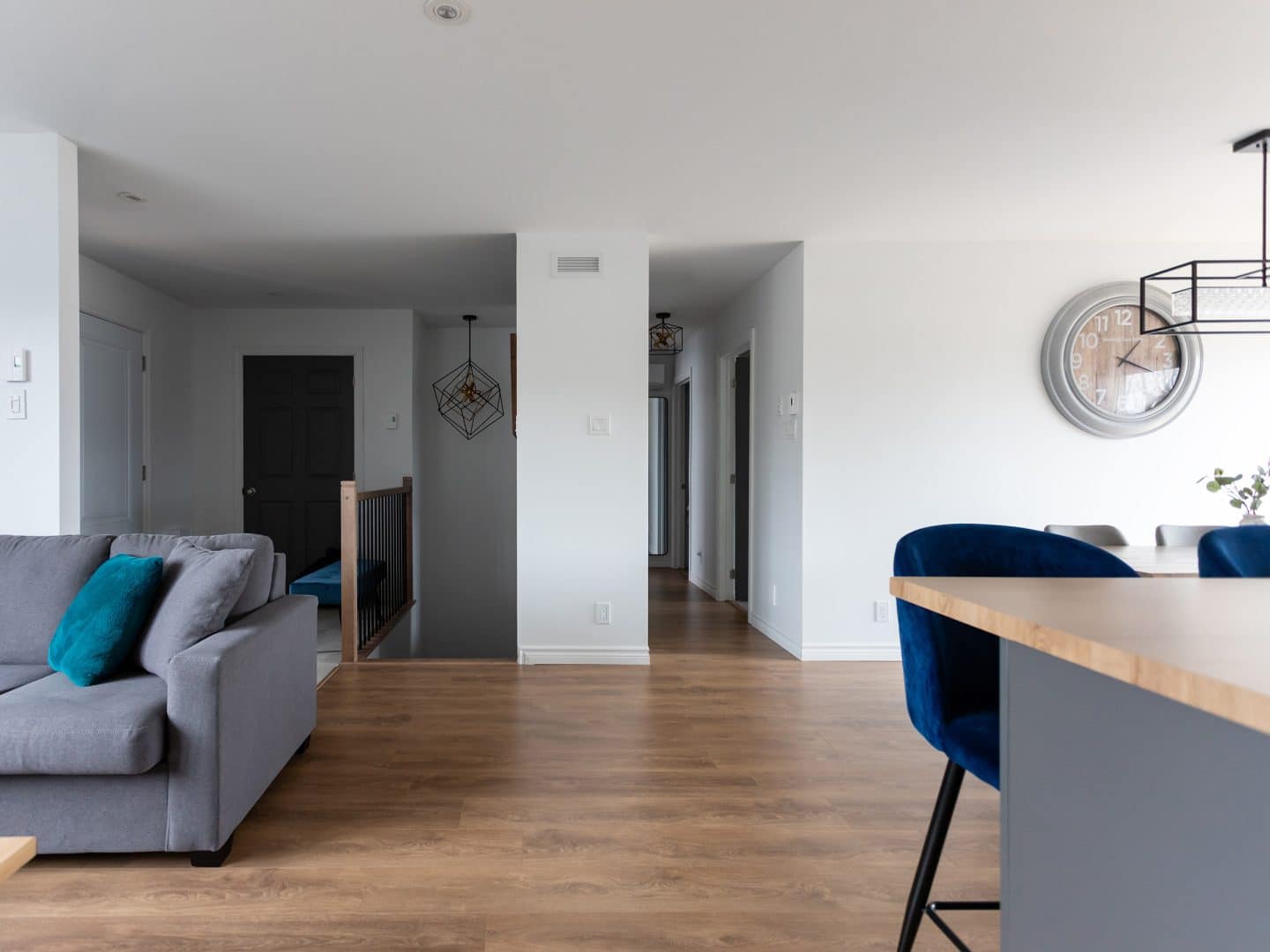 Une réalisation d'une maison appelée Vanliga. Le premier étage est de style contemporain, vu du séjour.